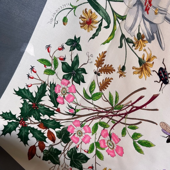 Like new Vintage Gucci Scarf. I bought it and wore it once. Beautiful design! - Picture 5 of 9